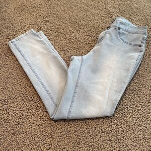 GILI Lightwash Denim Skinny Jeans Size 4 in Like New Condition